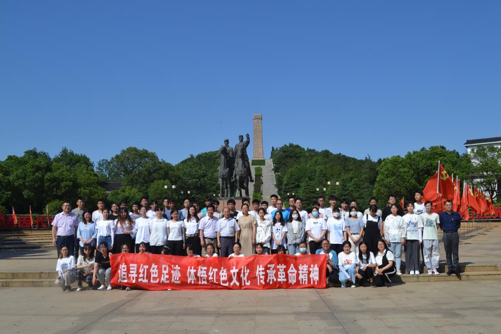 颜晓红带领学生赴茅山实地研学