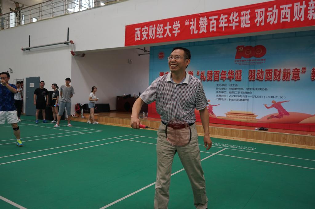 学校教职工羽毛球赛激情开赛