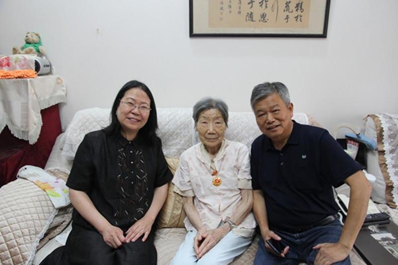 人文学院举行“光荣在党50年”纪念章颁发仪式