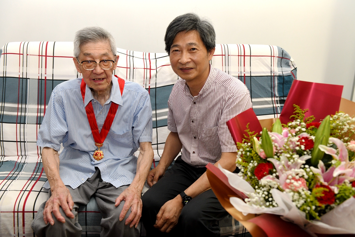 高翅、李召虎看望慰问老党员并颁发“光荣在党50年”纪念章