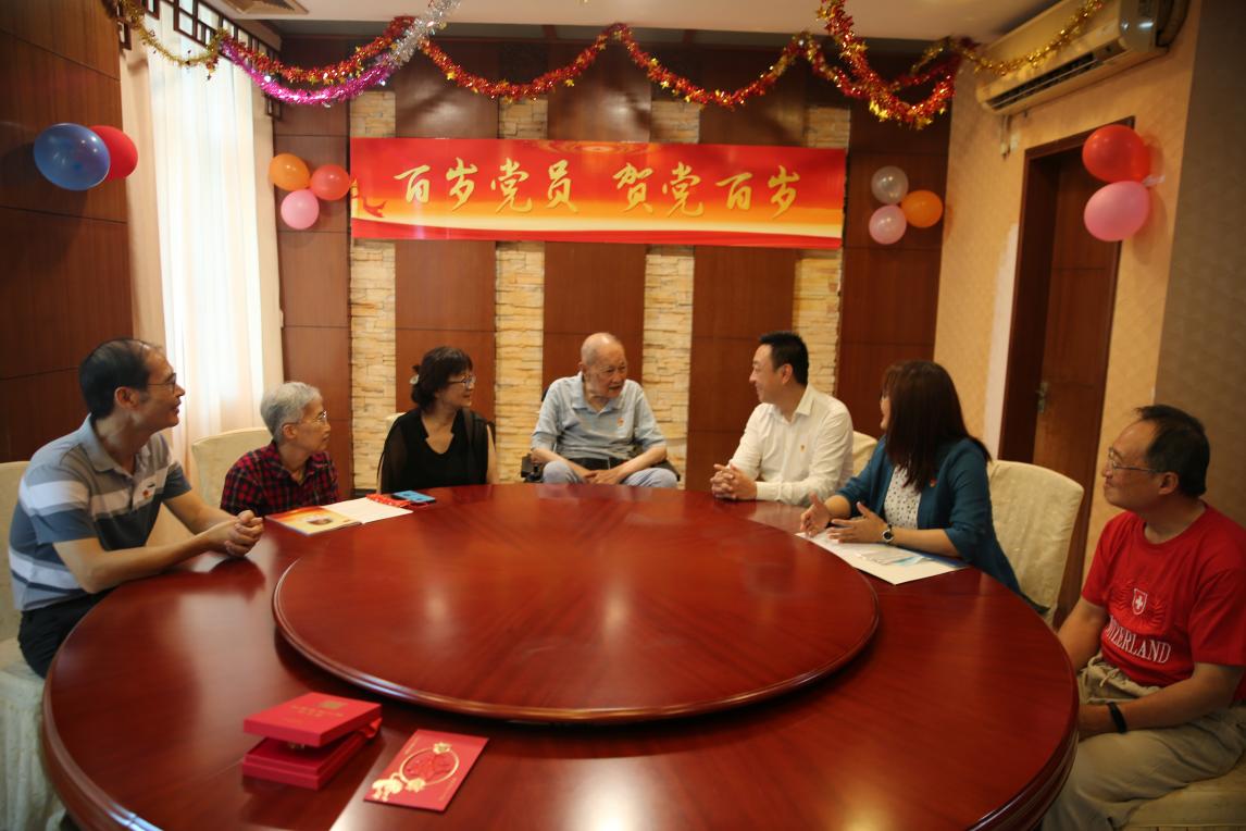 毕生致力传播中国文化百岁党员许友年贺党百岁