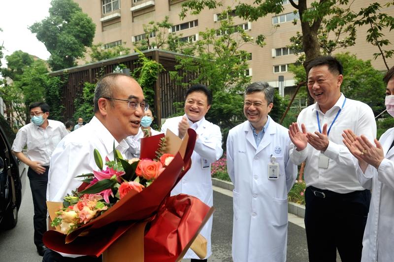 “人民英雄”张定宇一行访问附属仁济医院