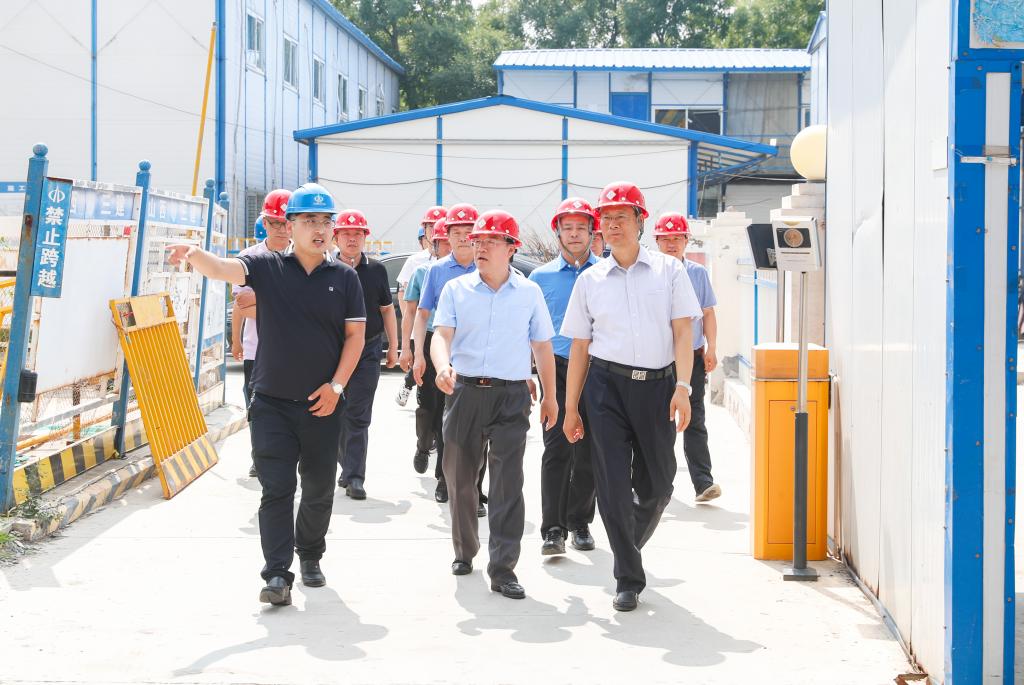 校领导到教职工高层住宅楼工地调研指导工作