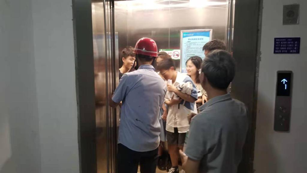 成都校区举行电梯应急救援演练