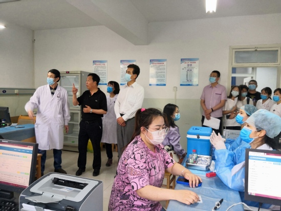 西北师大校领导慰问疫情防控一线职工