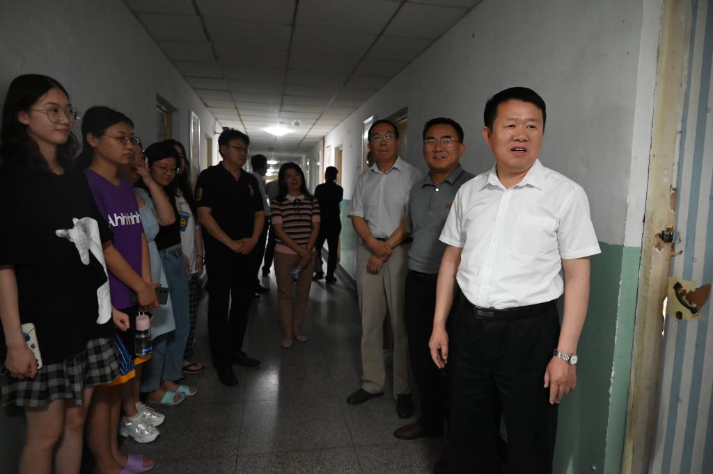 ​校党委书记沈兴全深入学生宿舍看望慰问毕业生