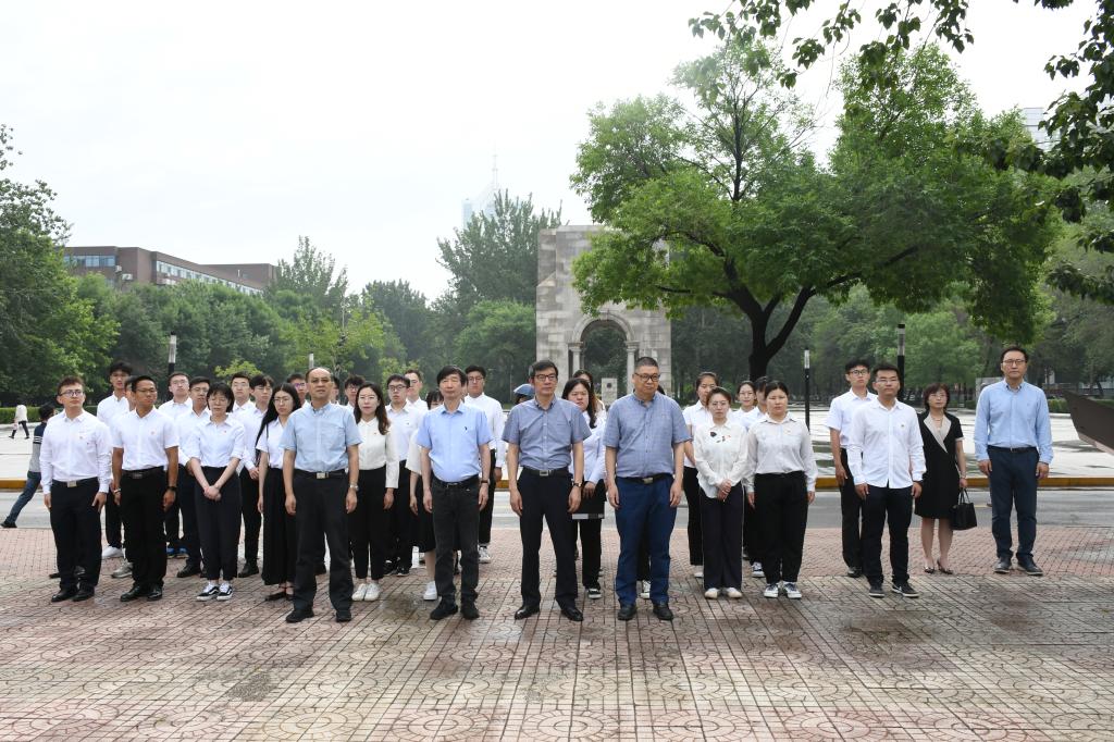 【纪念太雷诞辰】天大学子向张太雷学长敬献花篮