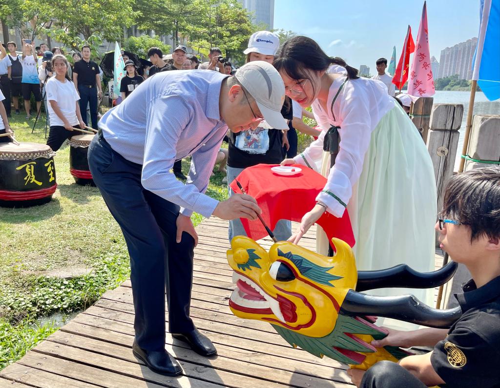 华大首办龙舟赛五湖四海学子一同“乘风破浪”