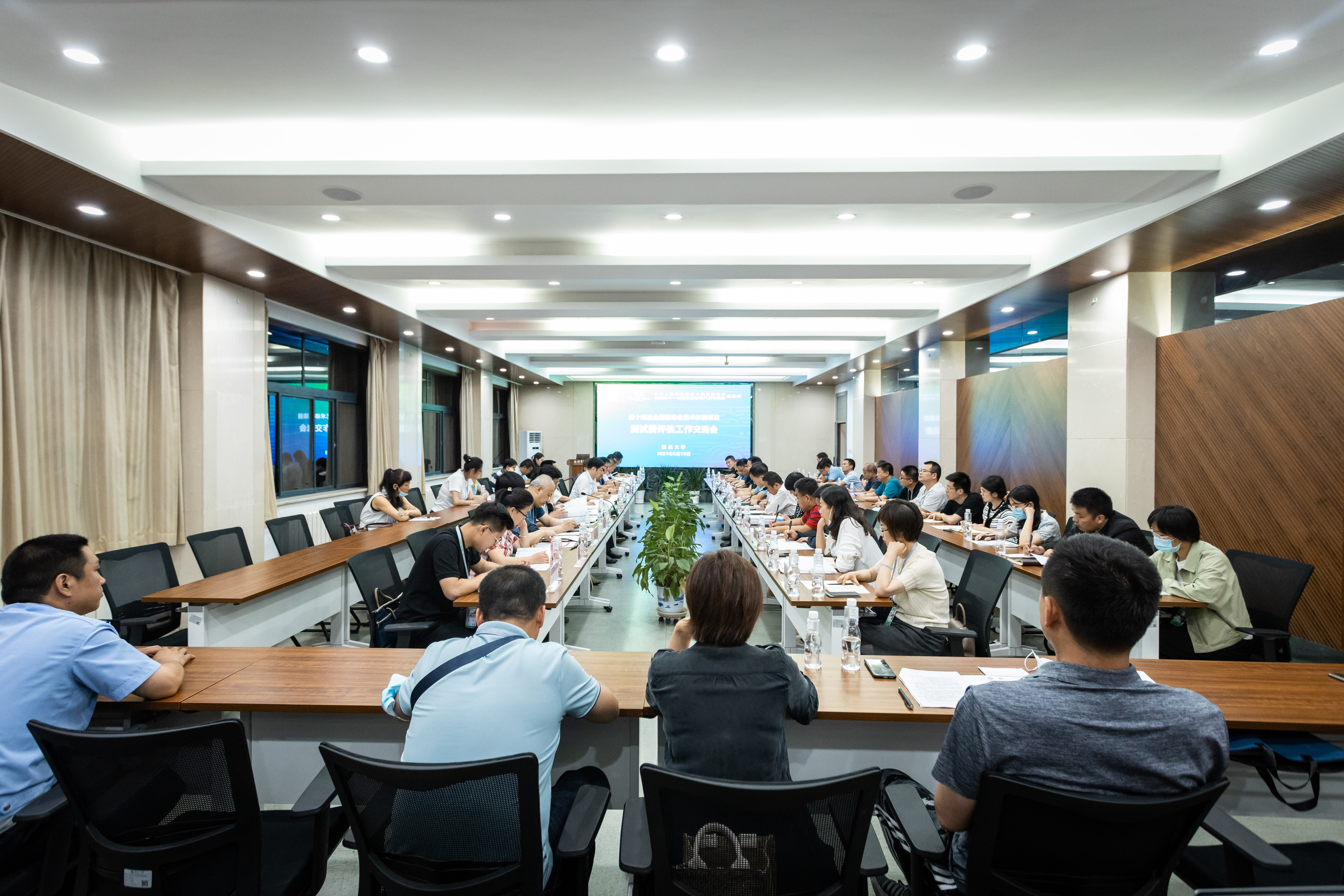 十四运会组委会来校对艺术体操测试赛进行全面评估