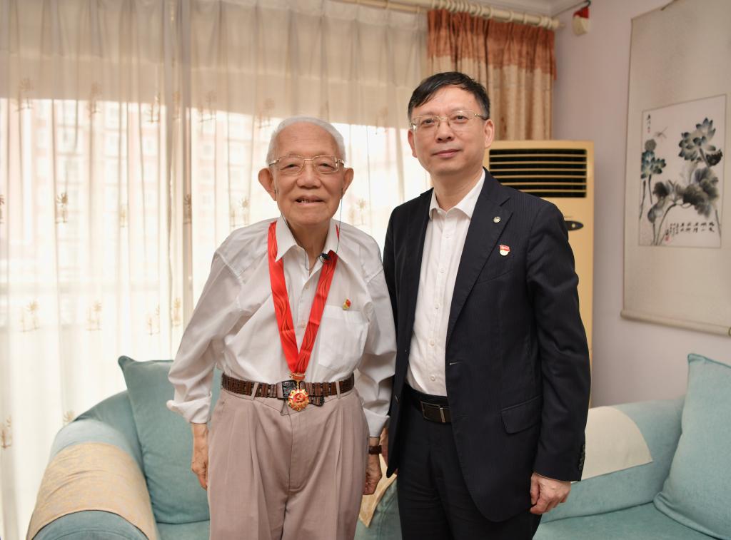 同济大学701名老党员获“光荣在党50年”纪念章，校领导上门为部分老党员颁发纪念章