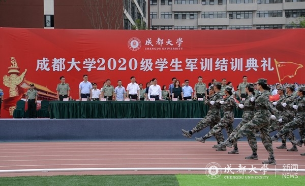 热血六月锻炼品格2020级学生军训结训