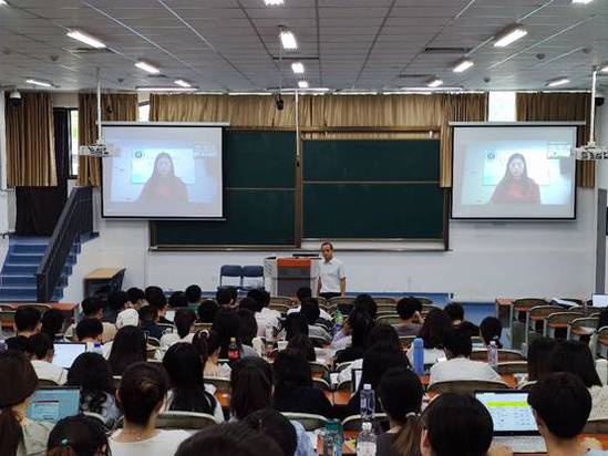 文法学院举行优秀校友报告会