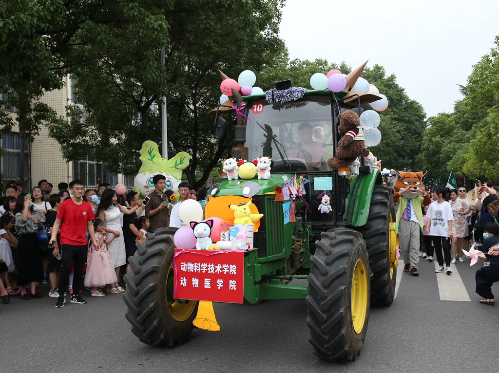 【毕业季】“钢铁长龙”毕业巡游欢乐举行