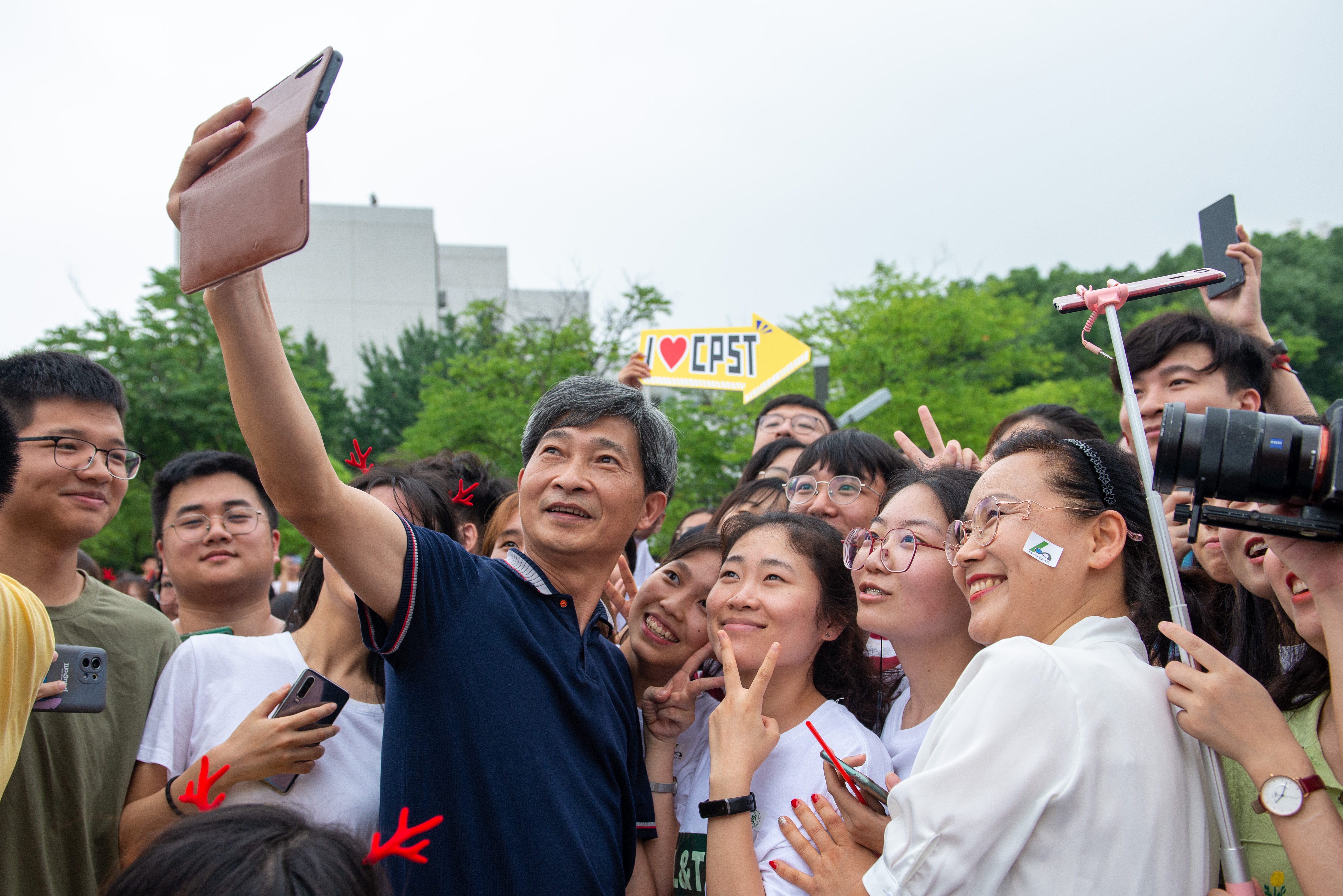 【毕业季】“钢铁长龙”毕业巡游欢乐举行