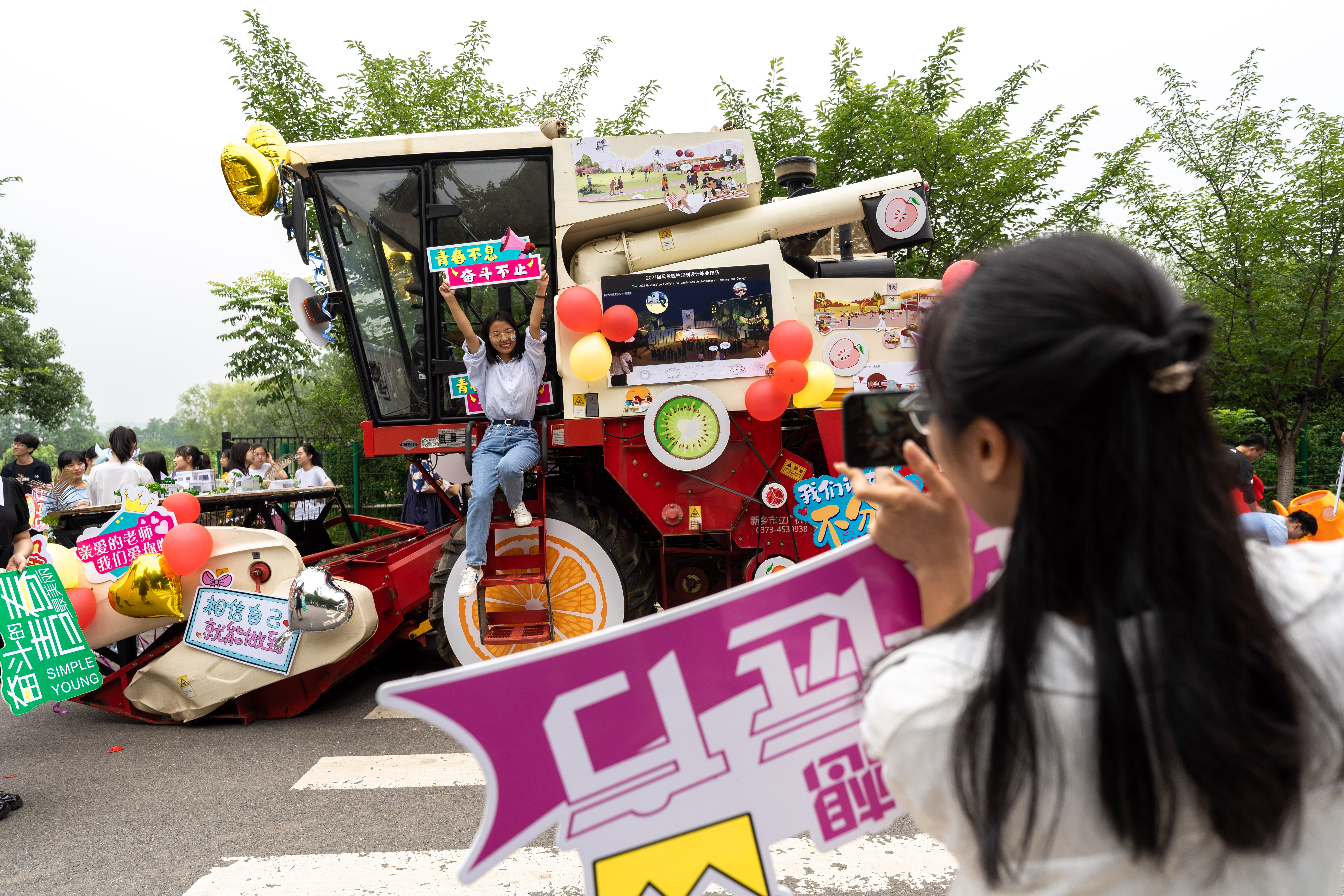 【毕业季】“钢铁长龙”毕业巡游欢乐举行