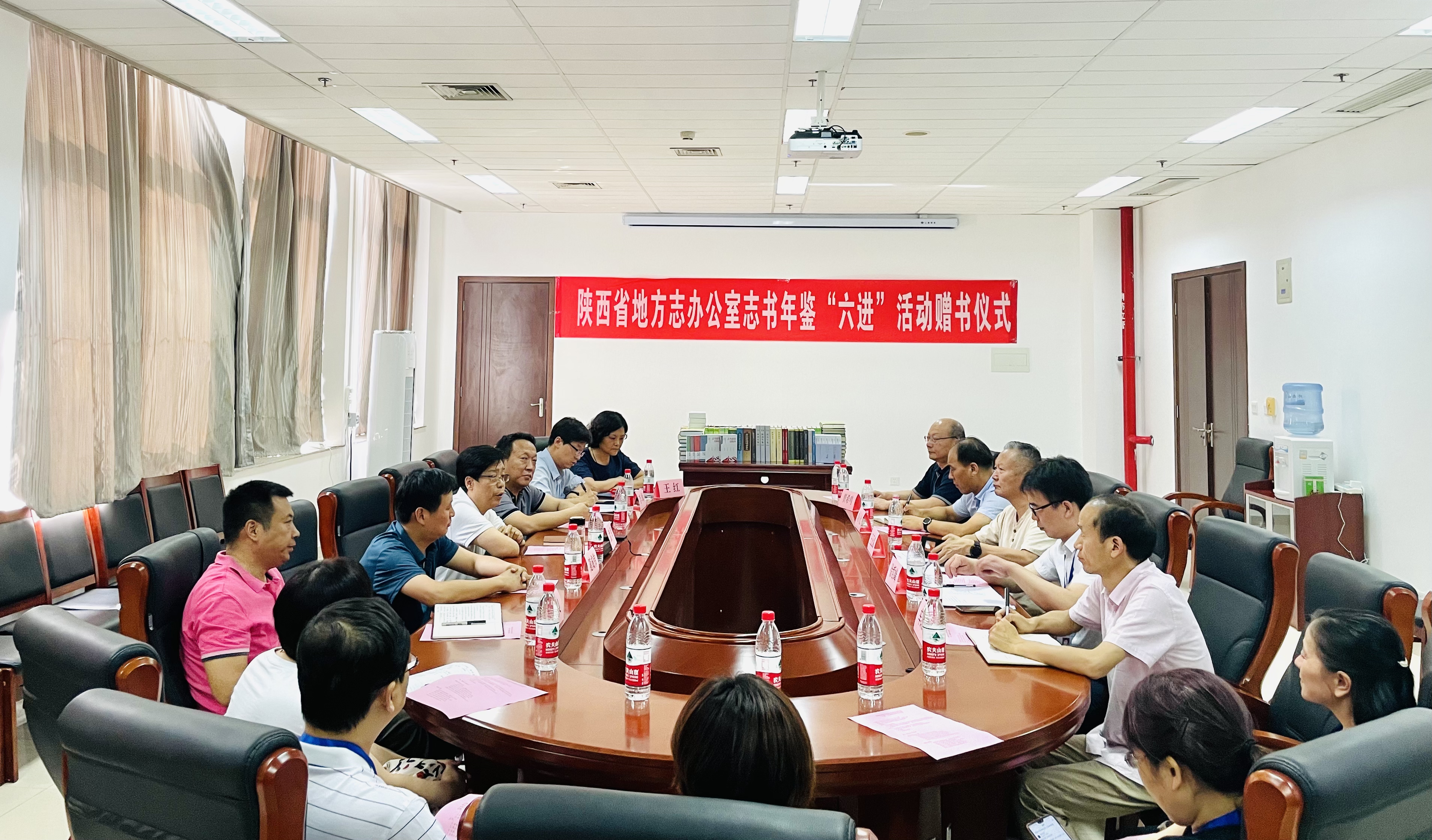 陕西省地方志办公室志书年鉴“六进”活动赠书仪式在我校举行