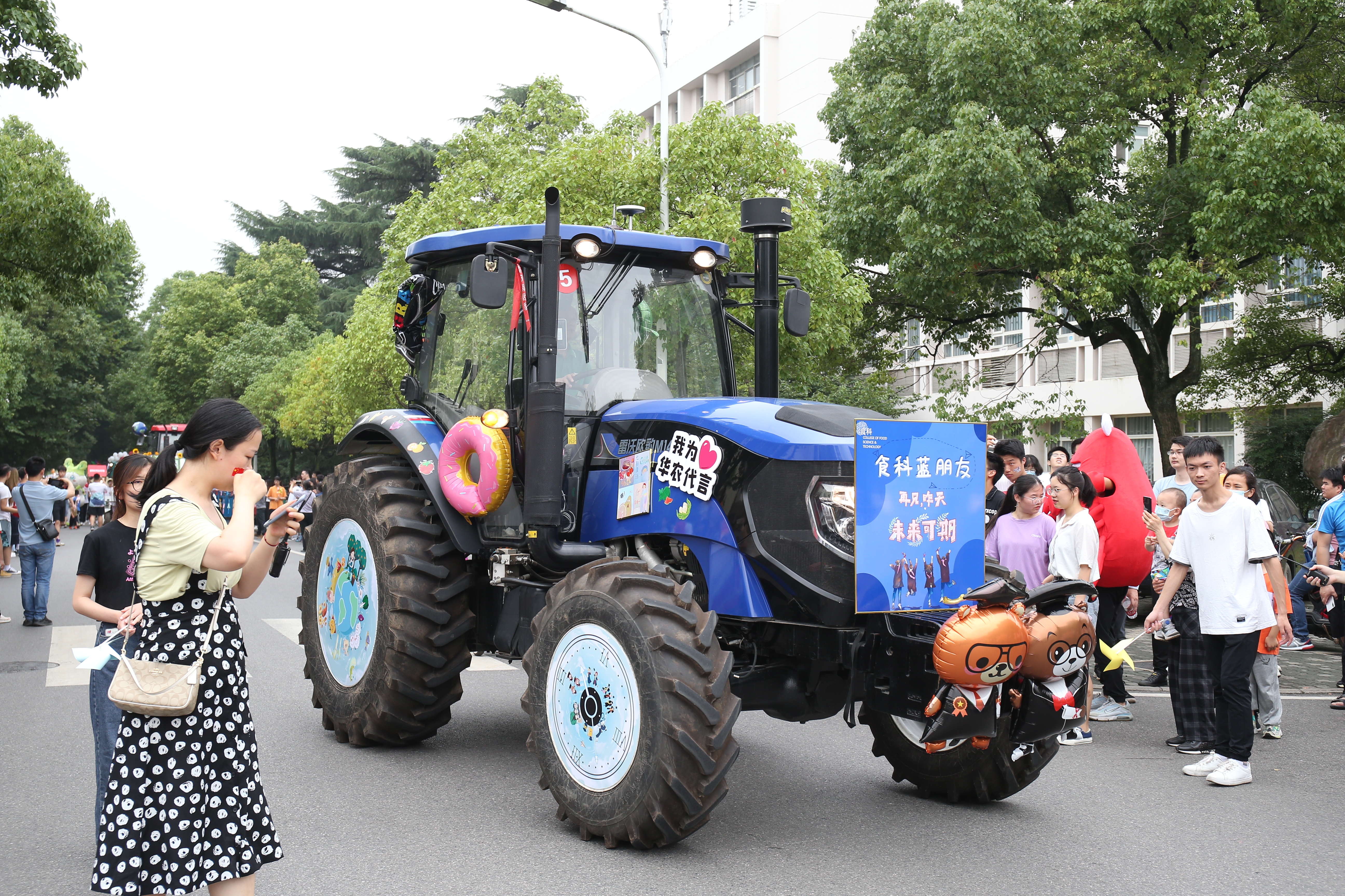 【毕业季】“钢铁长龙”毕业巡游欢乐举行