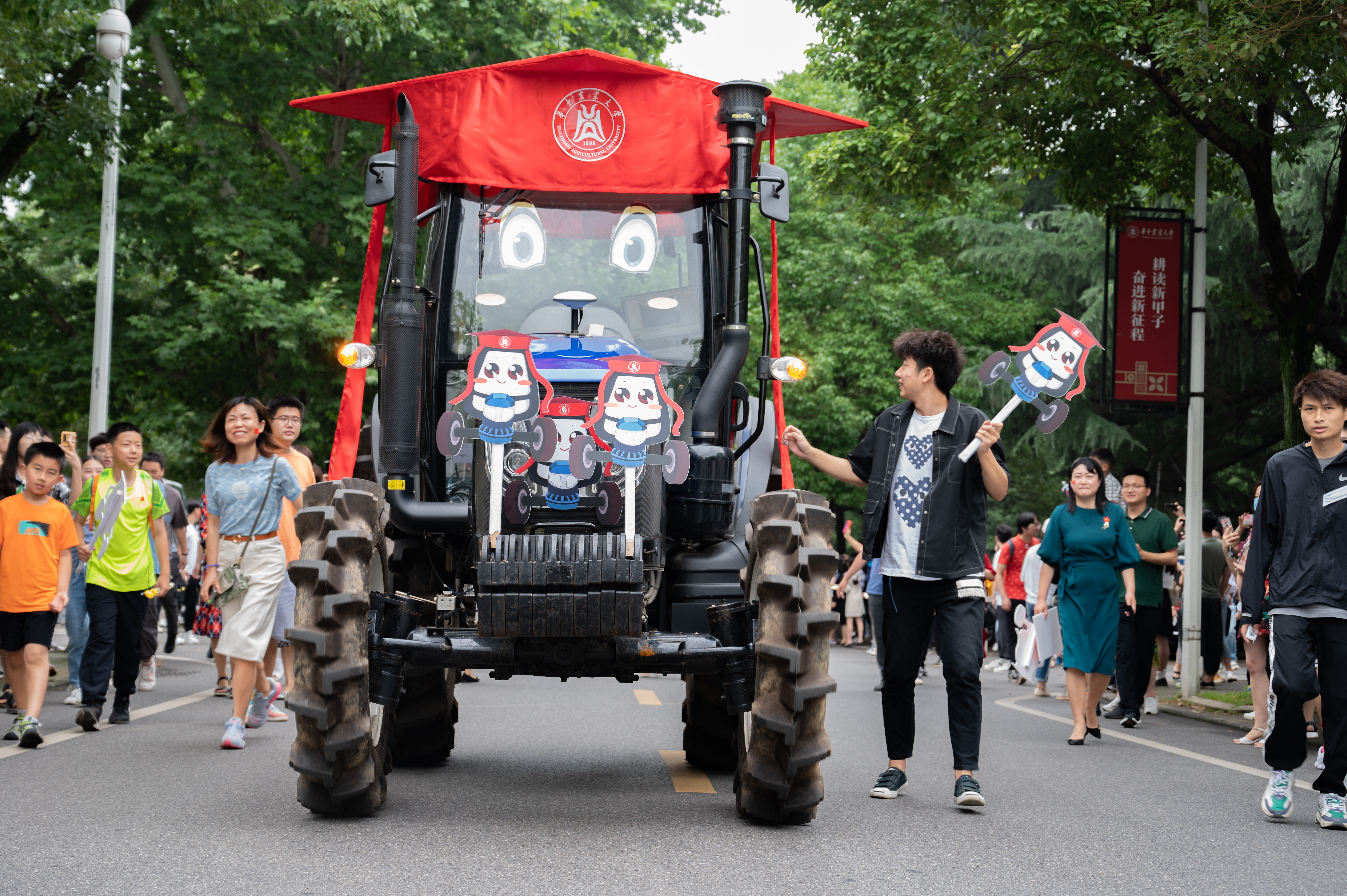 【毕业季】“钢铁长龙”毕业巡游欢乐举行