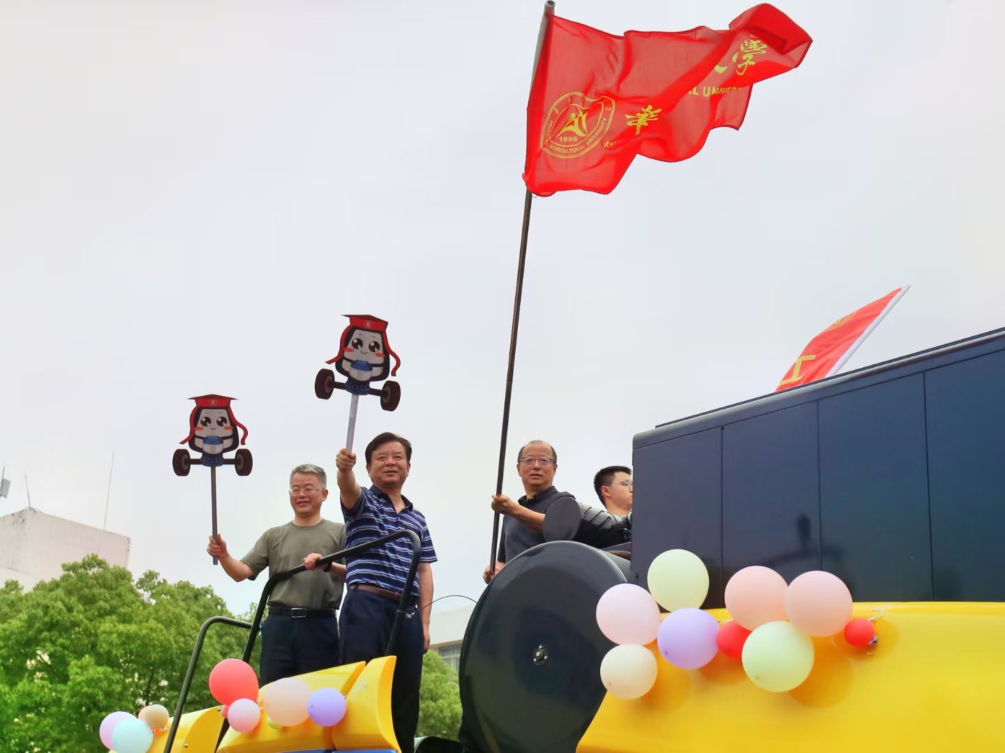 【毕业季】“钢铁长龙”毕业巡游欢乐举行