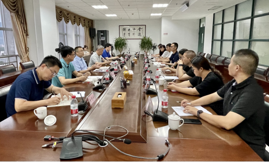 校长吴剑平与青年教师代表座谈