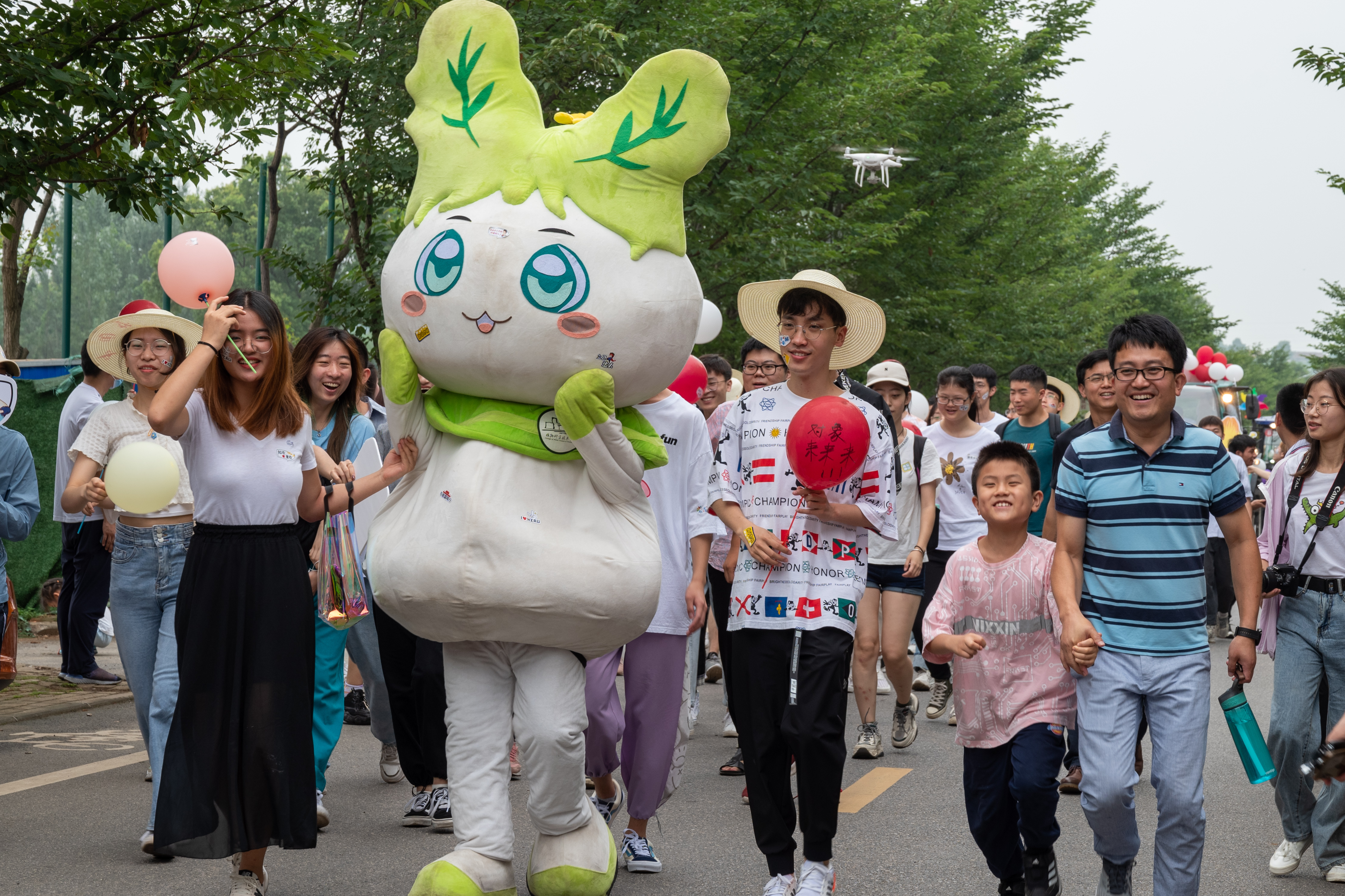 【毕业季】“钢铁长龙”毕业巡游欢乐举行