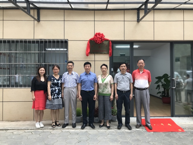 学党史办实事竹苑小区老年活动中心换新颜