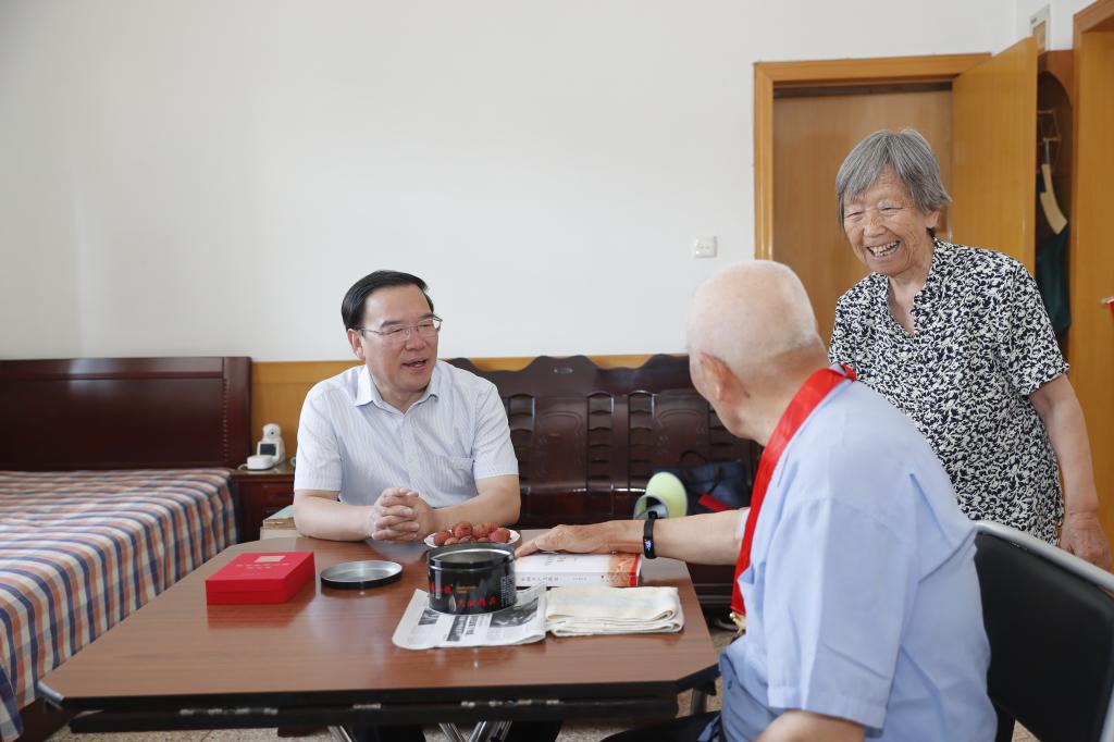 校党委开展“七一”走访慰问活动