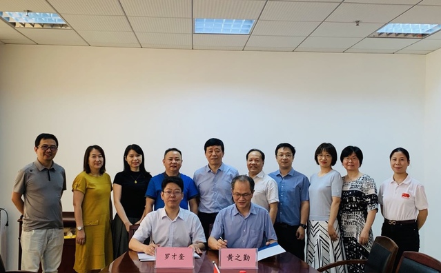 申祖武副校长出席校医院与武汉市第三医院组建医联体签约暨揭牌仪式