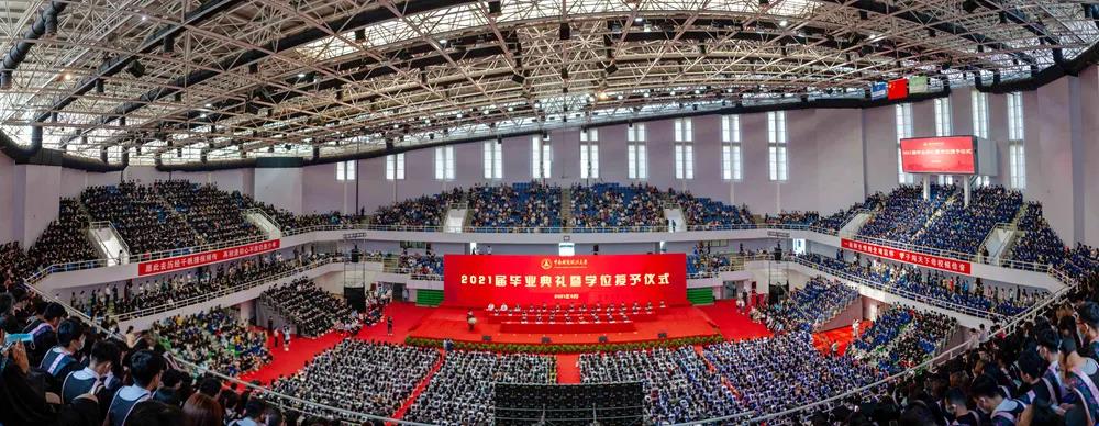 赴约归来两届毕业生“同框”参加2021届毕业典礼