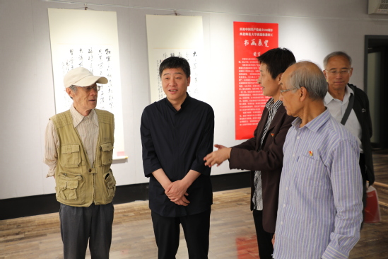 党委书记张俊宗参观离退休老同志庆祝中国共产党成立100周年书画作品展