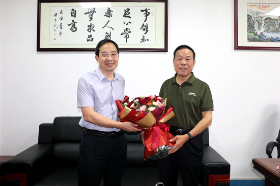 校党委书记王斌伟看望慰问退休老同志