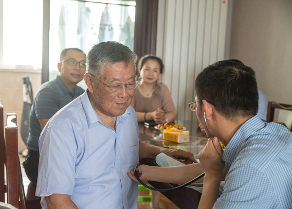 附属医院为赵亚夫送健康上门