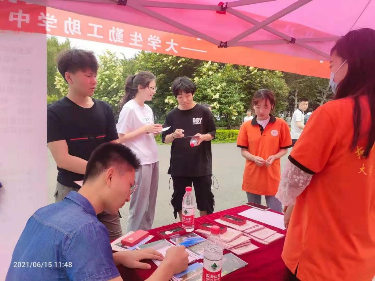 我校开展2021届毕业生爱心物品捐赠活动