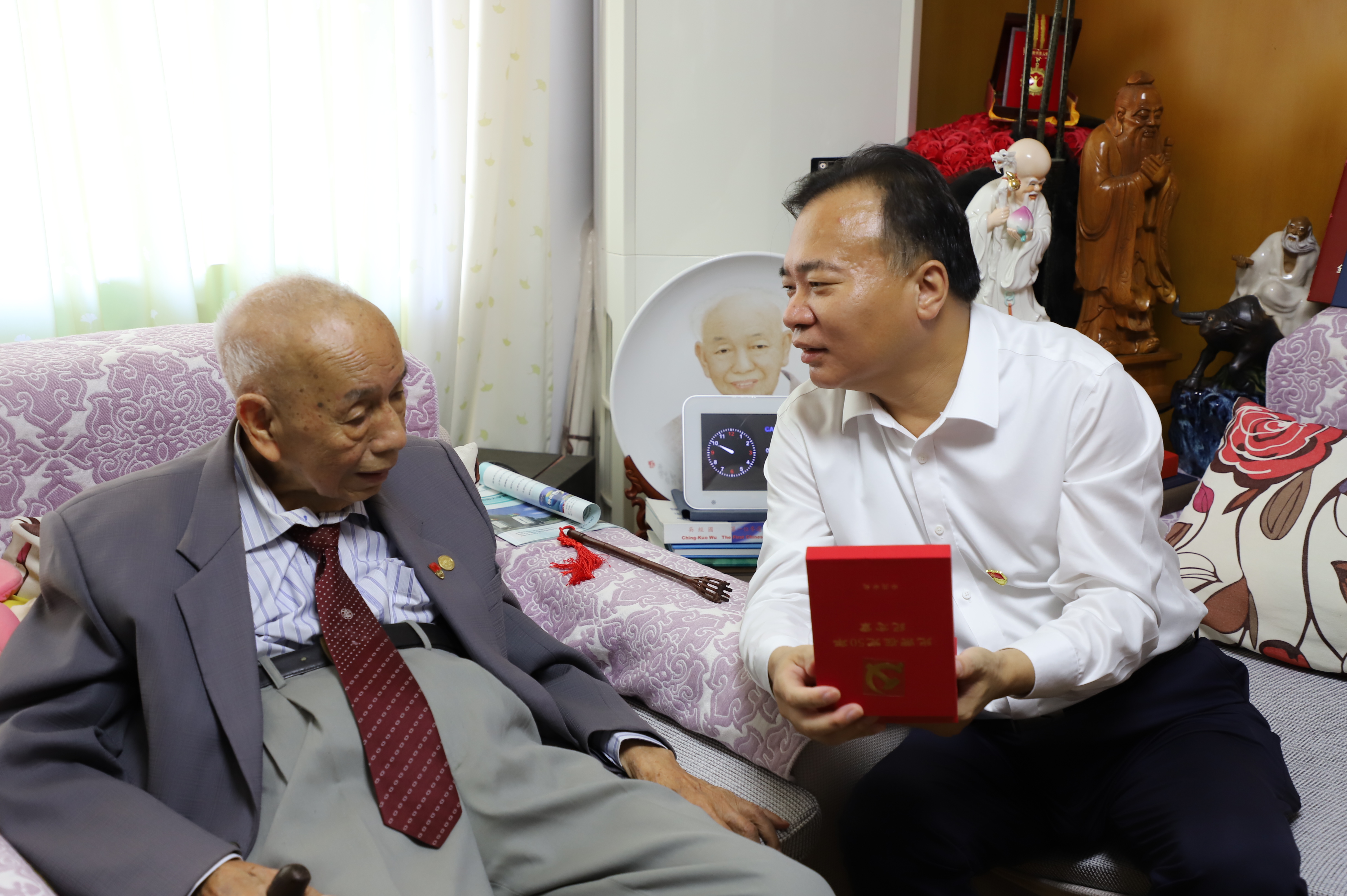 学校开展慰问老党员活动　颁发珍贵纪念章