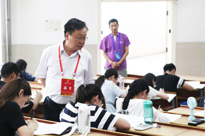 学校领导深入考场巡视检查期末考试工作