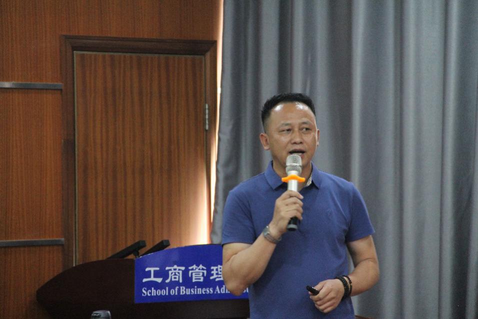 武汉环保大使柯志强来校作“绿色江城”与环保主题讲座