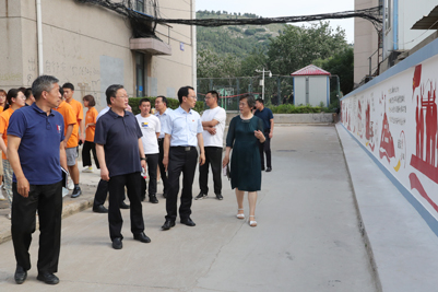济南大学学子手绘红色文化墙庆祝建党100周年