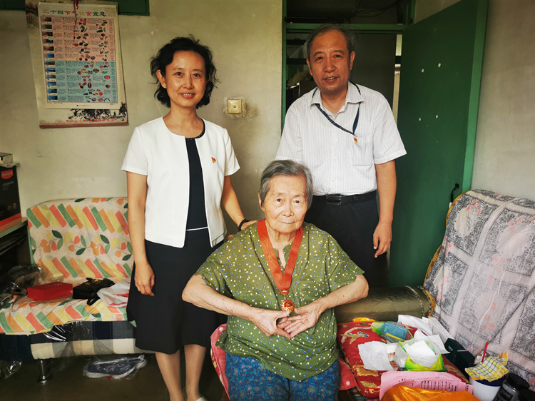 微电子学院党委为老党员颁发“光荣在党50年”纪念章