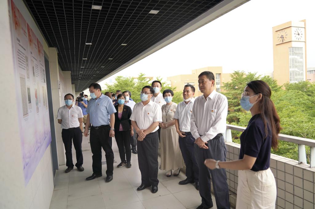 校领导集体参观百年党史专题图片展