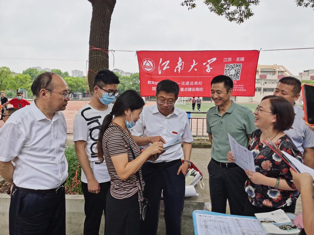 校长陈卫一行奔赴多地招生咨询会现场指导慰问