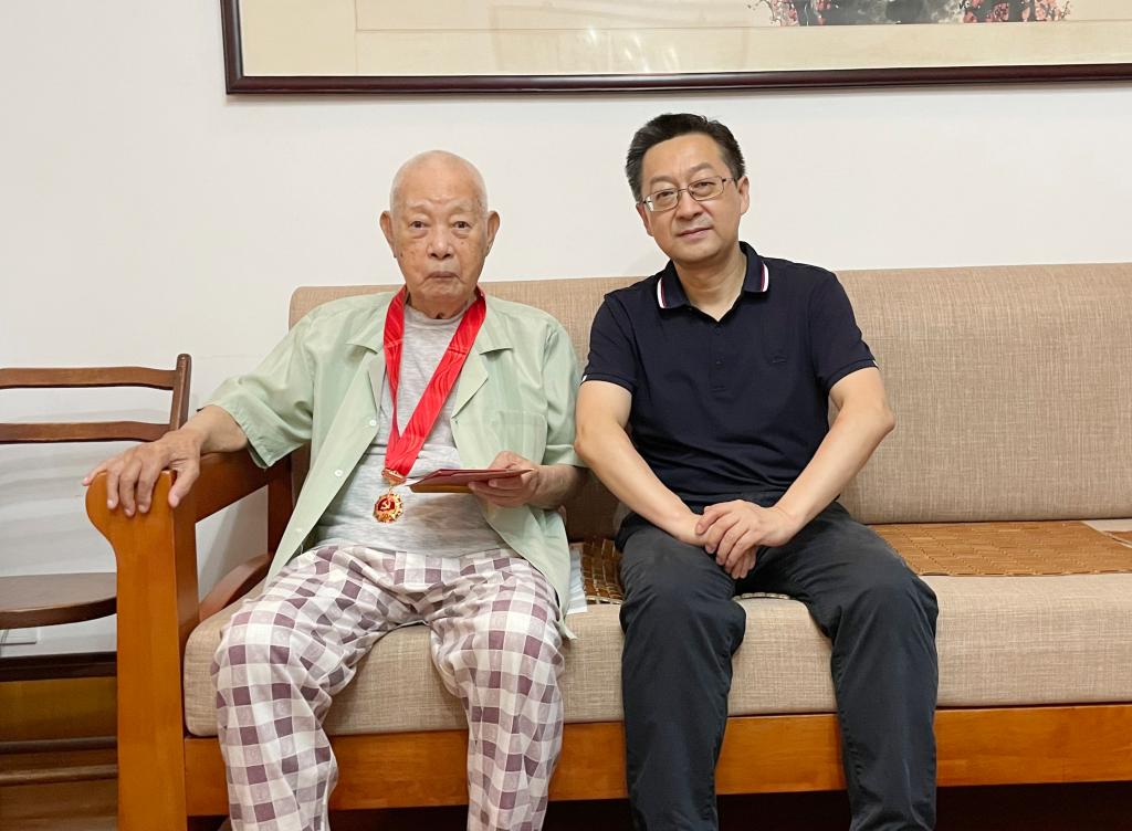 我校120名老党员获“光荣在党50年”纪念章徐西鹏吴剑平等校领导走访慰问部分老党员