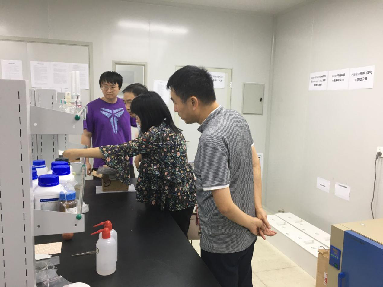 学校组织实验室安全现场检查