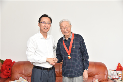 我校开展“七一”前夕走访慰问活动