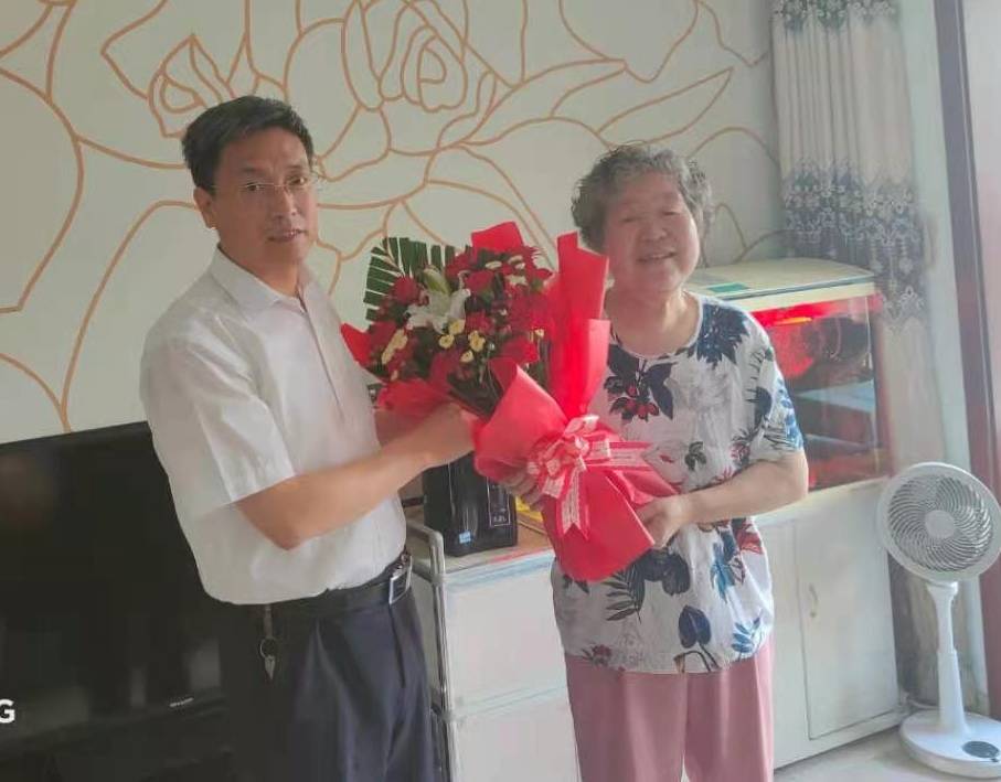 校领导“七一”走访慰问困难党员与特困群众