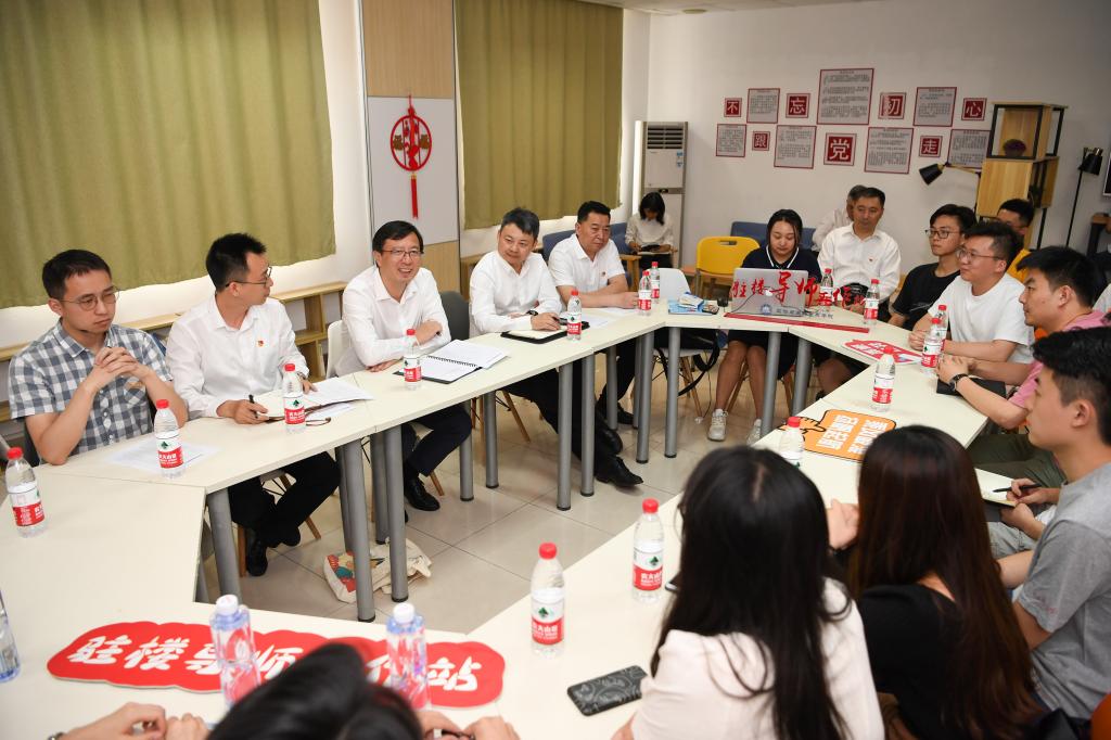 校长陈杰与毕业生代表座谈，共话“小我融入大我，青春献给祖国”