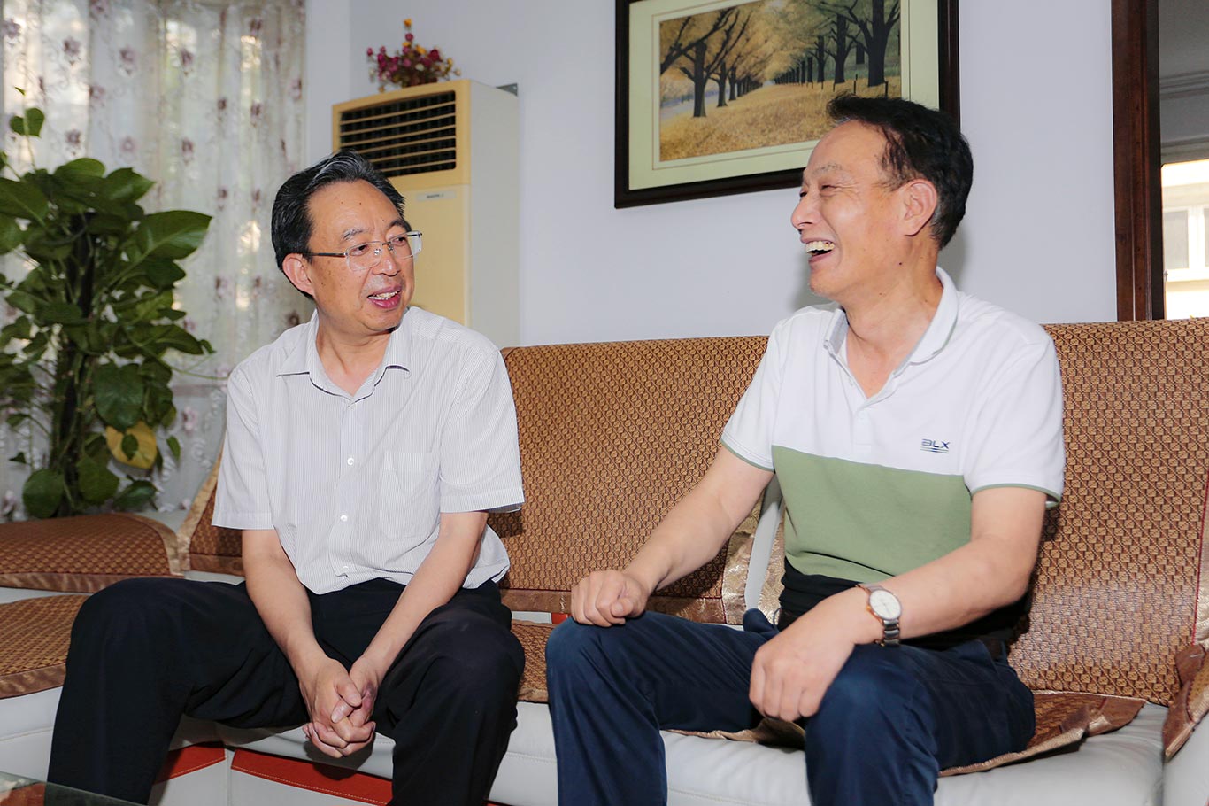 省教育厅厅长葛道凯在“七一”前夕看望慰问我校优秀共产党员汪永进教授