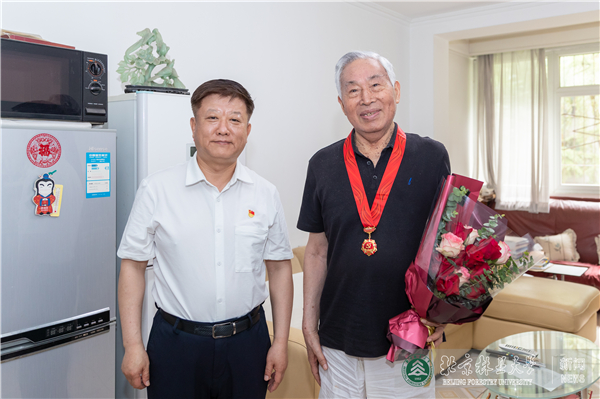 我校102人荣获“光荣在党50年”纪念章