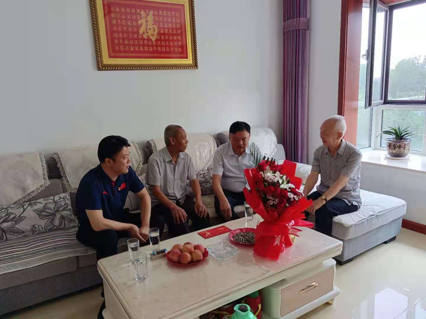 校领导“七一”走访慰问困难党员与特困群众
