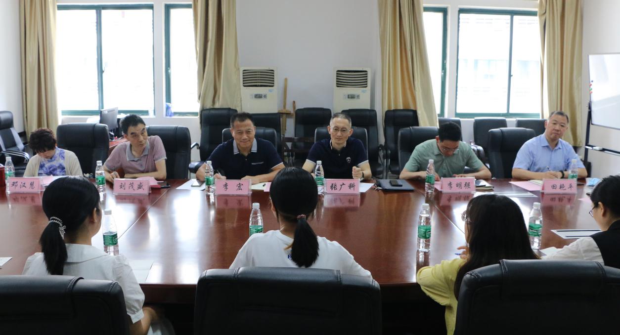 公共管理学院举办2021届毕业生座谈会暨“牢记时代使命书写人生华章”毕业生主题教育