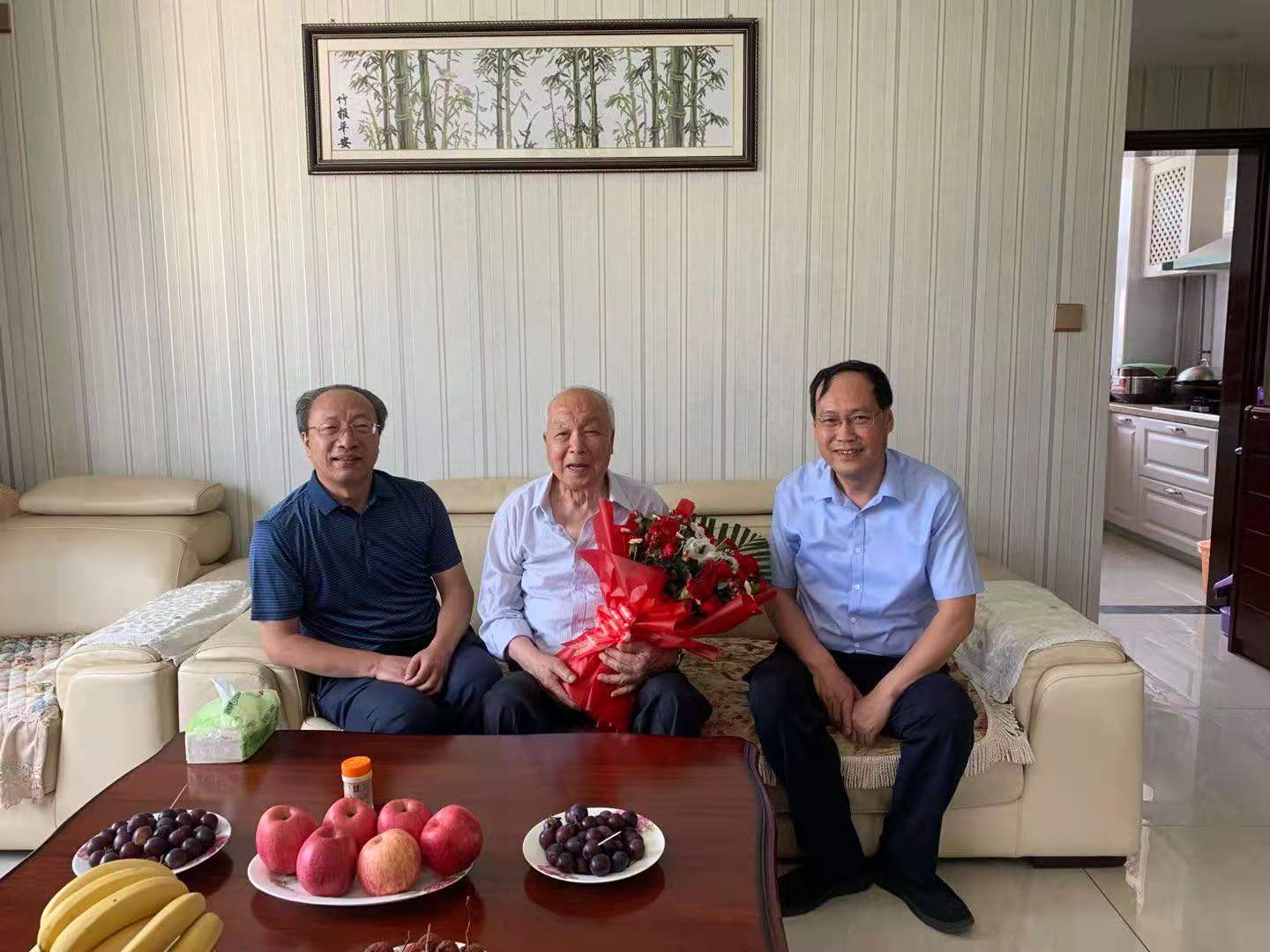 校领导“七一”走访慰问困难党员与特困群众